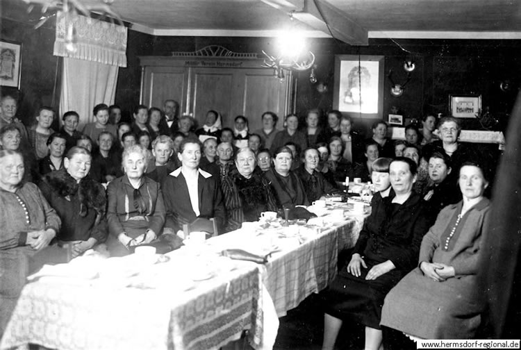 Versammlung der Frauen des Militärvereins um 1919 in der Centralhalle.